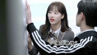 一切早有预谋 帅气转校生对美女班长一见钟情
