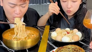 #معكرونة الصويا بالخردل هذا بين بين حقًا يزعجني كل يوم، حتى تناول وجبة واحدة لا يفعلها بهدوء... #الح