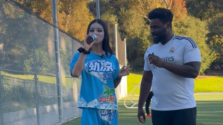 American soccer player Rudie tries Chinese beverages.