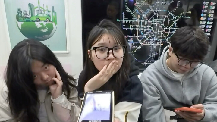 Ponsel jadul di kereta bawah tanah pamer jaringan pertemanan, tantangan menahan tawa bikin ngakak ng