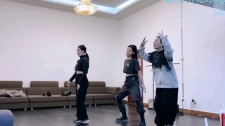 Tư thế của Tôn Nhuế đỉnh quá rồi, kiểu nào cũng đỉnh. Siba, làm ơn bảo hiểm cho cái mông quý giá này