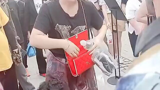 女子自己的黑孩子不想养了扔在路上了，路人捡到孩子半个小时后找到她，