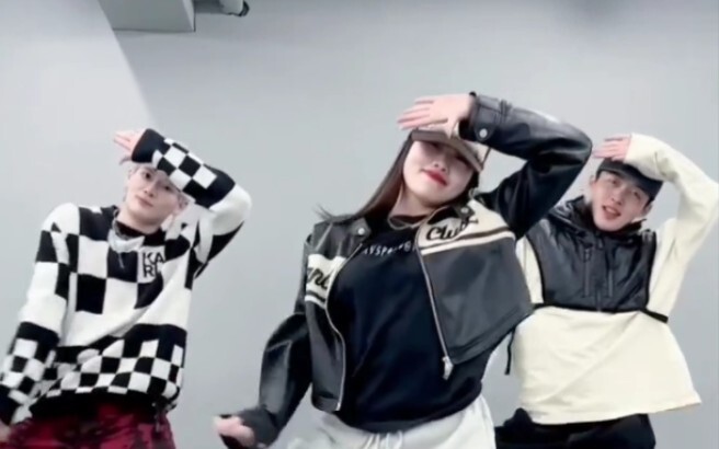 Renan (XG’s choreographer), RikiMaru (Rikimaru Chikada), and Bai Jiuying (a dancer from 1Million) to