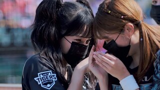 【4K】قائدة فريق المشجعات الكوري الجنوبي "لي دا هي" تمسك بذيلي الحصان وتصاب بالذهول