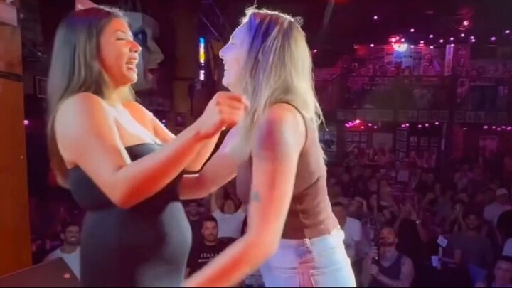 ELAS SUBIRAM NO PALCO PRA UM ABRAÇO E O FINAL SURPREENDEU O TEATRO INTEIRO!