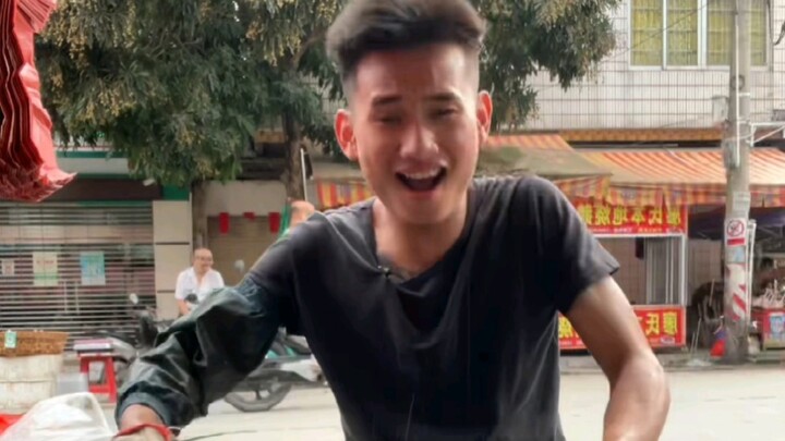 ปลาตะเพียนตัวใหญ่หนักกว่าสิบชั่ง ไปดูกันว่าอาเล่อจะแล่เนื้ออย่างไร