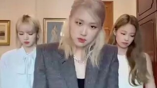 Jennie dan Lisa membuka mataku