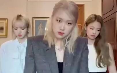 Jennie dan Lisa membuka mataku