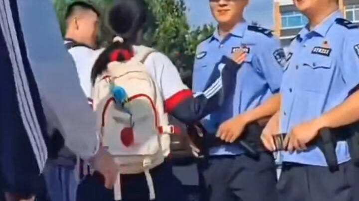 Đoạn video về tình quân dân giữa sĩ tử thi đại học Trung Quốc và cảnh sát đã gây sốt ở nước ngoài, h