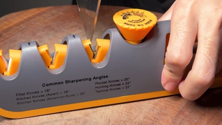 The kitchen knife has gone dull—just sharpen it with a knife sharpener!
