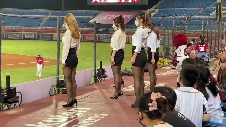 Rakuten Girls ol中场舞