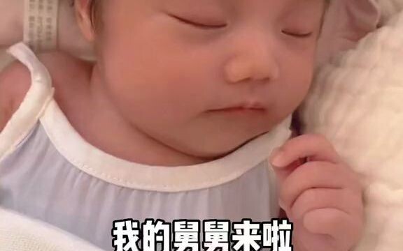 Uncle meets his niece for the first time, and sister instantly breaks down.