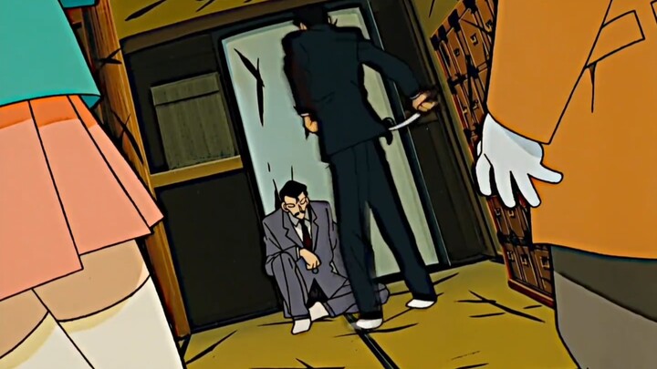 Tidak heran kalau dia adalah Kogoro Mori yang sedang tertidur!