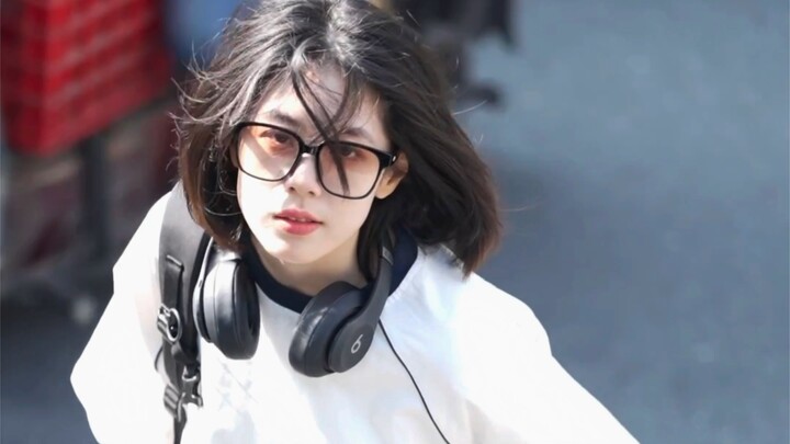 التقطت صورة في الشارع لفتاة جميلة ذات شعر قصير!!