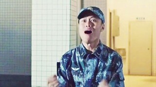 首长下基层体验生活，士兵晚上叫首长起床站岗的时候，场面相当搞笑