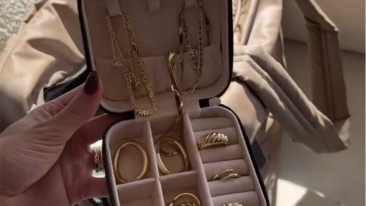 Cùng cô ấy thu dọn hành lý mang theo nào!