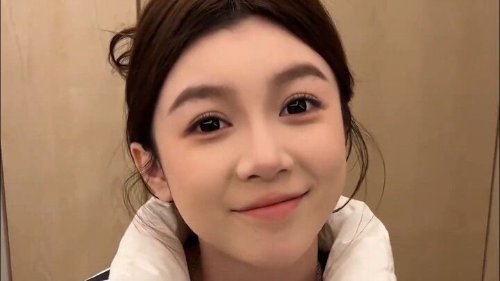 As expected, she's my real sister. Hmph.