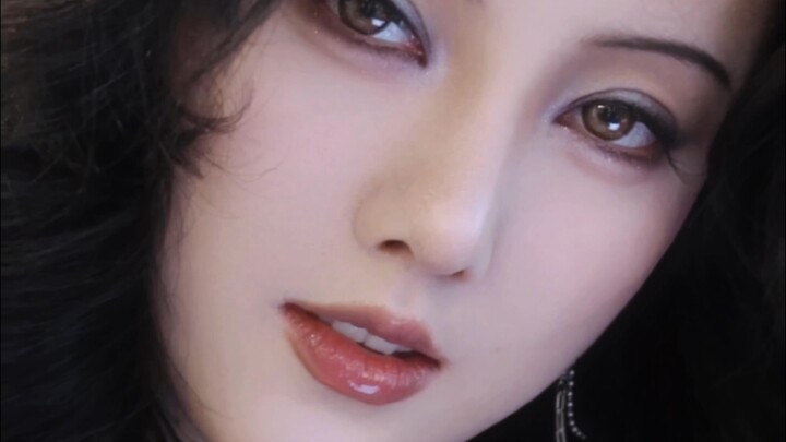 Tutorial makeup ala wanita dewasa klasik ala “petisi berdarah” dari puluhan ribu orang kini hadir! V