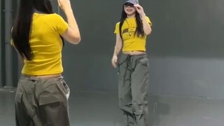 สาธิตการเต้นรำโดยการส่ายเท้า