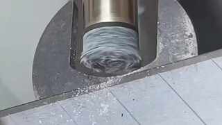 有认得他是在做啥的没？