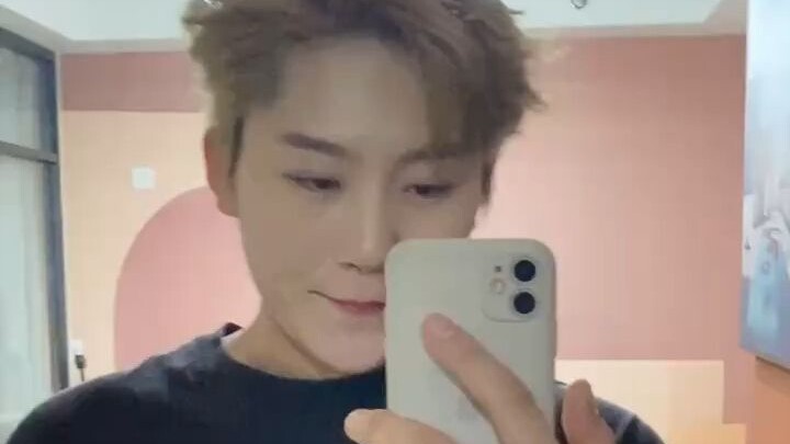 Let me officially introduce the mom of this 1.9-meter-tall girl...