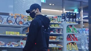 ดาราชายชั้นนำพบรักแรกเจอโดยบังเอิญที่ร้านสะดวกซื้อ ผ่านไปหลายปีเขายังจำเธอได้ทันที