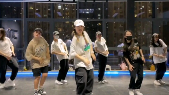 MANGO Super Junior Dance Class (The teacher is also an ELF)