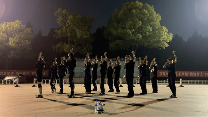 رقصة السكاكين المرعبة في الجامعات تظهر في عالم الترفيه الداخلي