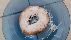 makan donat keju