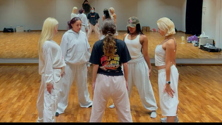 رقصة أفرو سلسة وعفوية جام ريبابليك - الماء (نسخة الريمكس) في غرفة التدريب