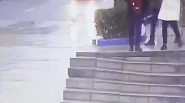 这台阶旁边是有家医院吧？