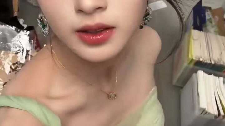 “Trời ơi... năng lực truy tìm của cư dân mạng đối với một đôi khuyên tai quả nhiên quá đỉnh luôn!” S