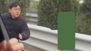 الطفل الذي تُرك في القطار السريع: كم مرة واجهت نظرات اللامبالاة والهزء؟