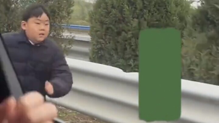 高速被落下的小孩儿：多少次，迎着冷眼与嘲笑～