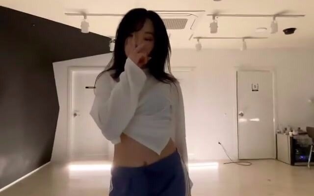 210318 Yu Zhou performs a “leave the door open” dance routine in the practice room.