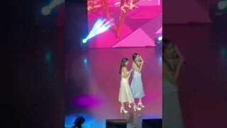 [FreenBecky]Holding hands while singing Pink Theory during Fanmeet in Manila🤍#freenbeck #srchafreen