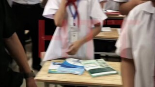 Ông bà ngoại về thăm lại trường xưa hời còn học mái trường phổ thông biết bao kỉ niệm đáng nhớ, nay