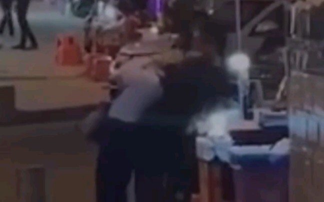 Woman drains man of 200,000 yuan and immediately cheats on him; man stabs her multiple times in reta