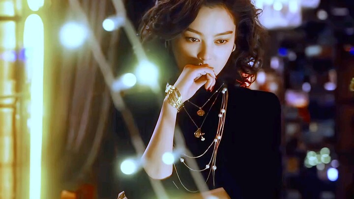 In the 1980s, curly hair was all the rage! Li Li loves curls and has a soft spot for jewelry and dia