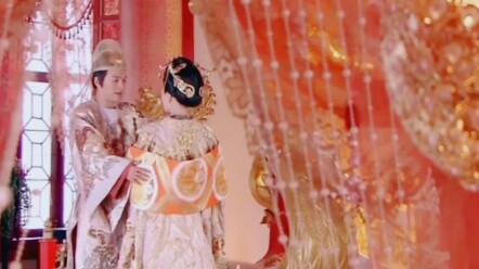 Anh ấy bồi dưỡng cô, họ kề vai sát cánh, cùng nhau trải qua bao thăng trầm, nửa đời người nương tựa 