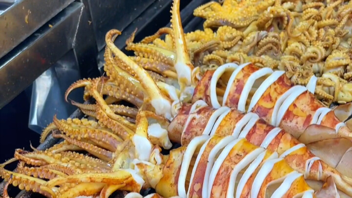 Masakan Thailand: Langit-langit Chinatown dipenuhi dengan cumi-cumi panggang arang, menciptakan suas