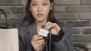 Internet đang xôn xao về "Quyết định từ bỏ AirPods và sử dụng tai nghe có dây của Ning Ning là một q