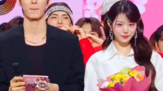 A bouquet of flowers appeared behind Yuanying and was given to male MC Li Caiwen