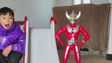Ultraman Taro sedang bermain dengan mainan slide. Ternyata ini adalah mainan baru yang dibeli Ozawa 