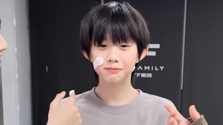 เด็กคนนี้ร้องเพลงน่ารักมากเลย! ขอทีละบ้านได้มั้ย! เมื่อไหร่จะออกเวอร์ชันเต็มนะ!