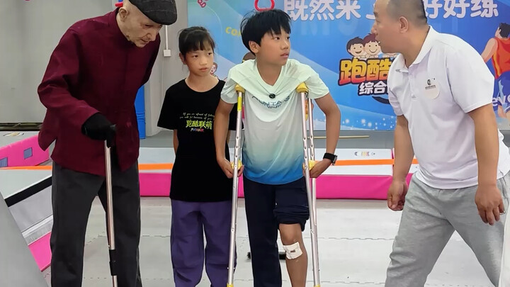 Someone’s come to challenge! They’re pretending to be an old man just to mess with him, haha!