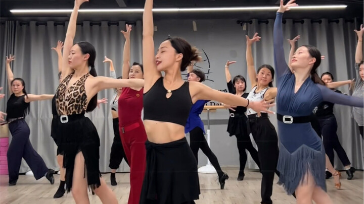Latihan kombinasi tunggal wanita tari latin rumba