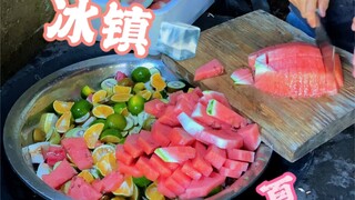 Salad buah buatan sendiri, manis dan asam, hidangan pembuka musim panas yang lezat...