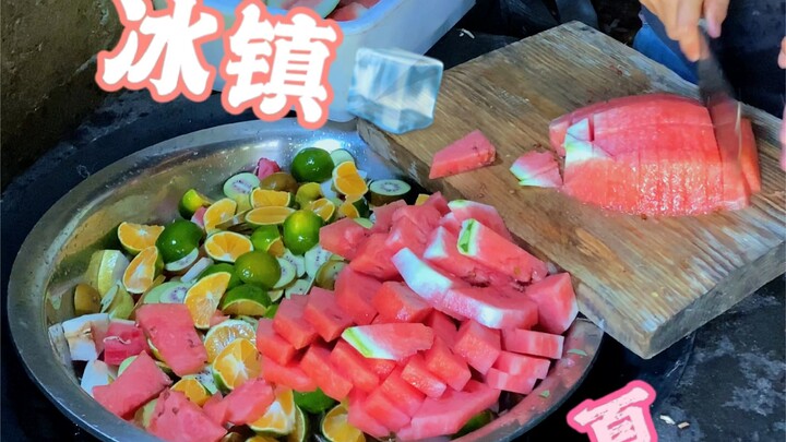 Salad buah buatan sendiri, manis dan asam, hidangan pembuka musim panas yang lezat...