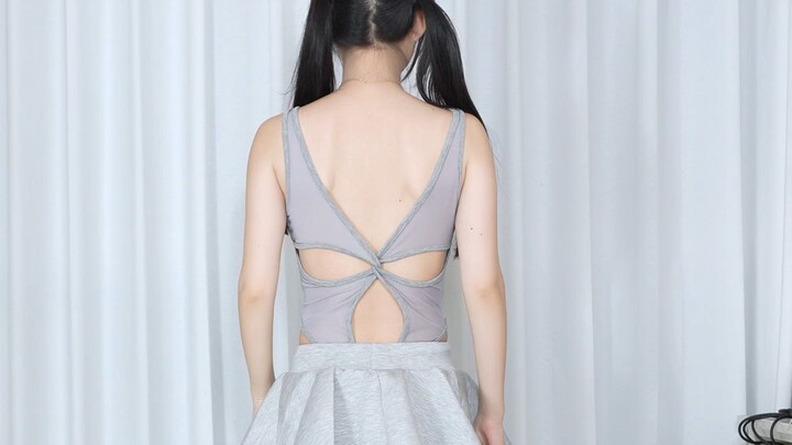 โนโนโน ท่าเต้น กระโปรงสั้นเปิดหลังสีเทา C3564 ด้านหลัง